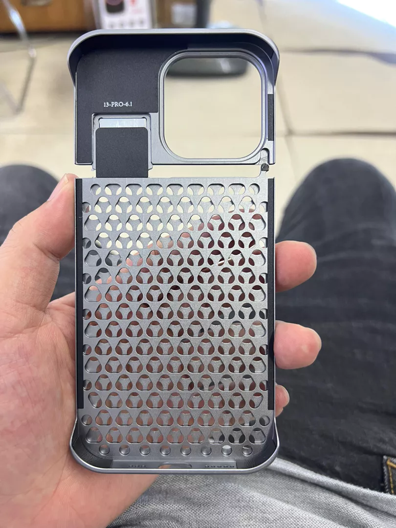 Ốp Lưng iPhone Tản Nhiệt Chống Sốc – Nhôm Cứng Cáp